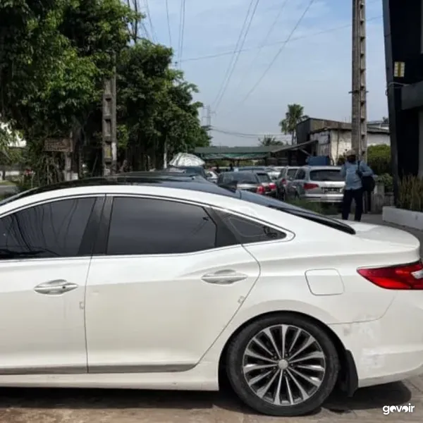 Hyundai Grandeur 2015 with driver, Douala, 2